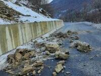 На Закарпатье камнями с гор завалило трассу государственного значения