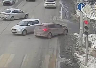 ДТП с двумя легковушками на улице Дзержинского попало на видео