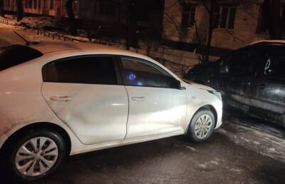 В Петербурге водитель такси на ходу выпрыгнул из машины из-за пассажира, угрожавшего ножом