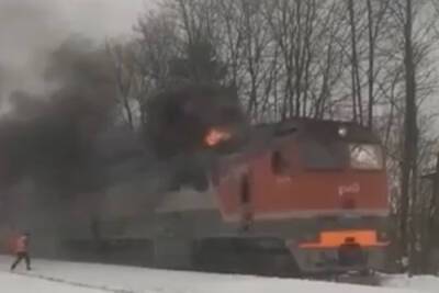 Опубликовано видео с пожара в моторном отсеке тепловоза в Тверской области