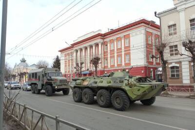 На улице Ленина в Рязани засняли две военные машины