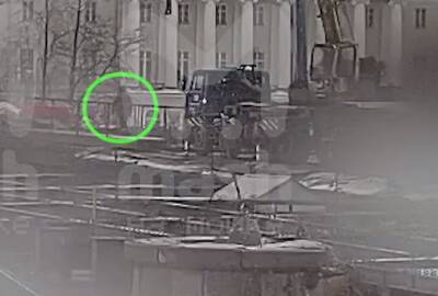 Появилось видео падения рабочего с Биржевого моста в Петербурге. Он находится в крайне тяжелом состоянии