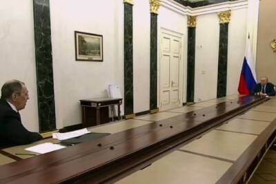 Песков объяснил длину стола на совещаниях Путина с Шойгу и Лавровым