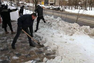 Сотрудники УФСИН России по Смоленской области оказали городу помощь в уборке снега