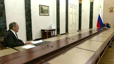 Курьез: стол Путина для переговоров увеличился еще на несколько метров. ФОТО