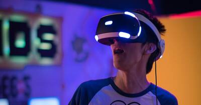 "Влетел головой в телевизор": люди все чаще портят имущество во время VR-гейминга