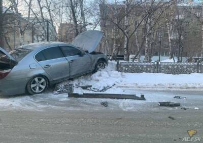 В центре Новосибирска водитель BMW снес чугунное ограждение