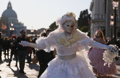 На первый с начала пандемии карнавал в Венеции приехали 50 тысяч человек