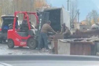 Рабочие вынесли из цеха в Новгородской области полтора тонны металла