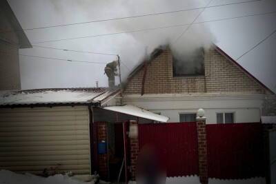 Утром в Вязьме пожарные спасали от огня частный жилой дом