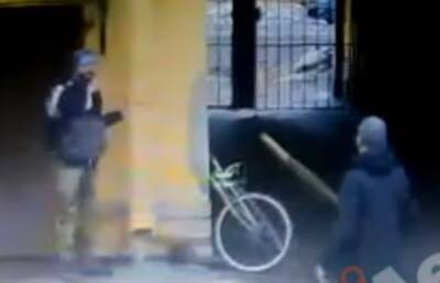 Видео: дворник устроил драку после замечаний о плохой уборке улицы в Петербурге