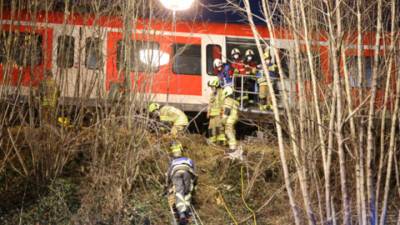 На месте столкновения поездов в Баварии работают больше 200 спасателей