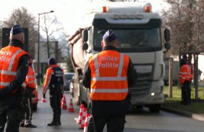 Резиновые дубинки, аресты и слезоточивый газ. Брюссель выставил кордоны на пути «конвоя свободы»