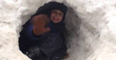 Двое детей оказались заперты под снежным обвалом во время игры