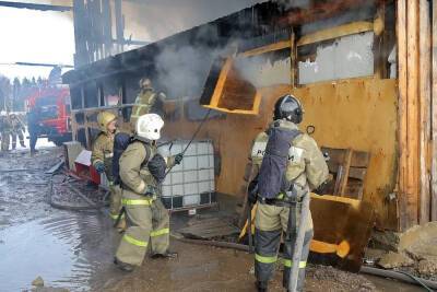 Вечером в Смоленске горел торговый павильон