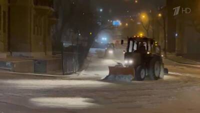 Мощный снегопад во Владивостоке парализовал движение в столице Приморья