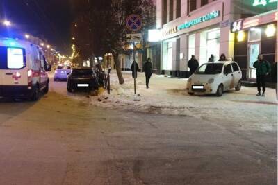 Автомобиль Daewoo Matiz сбил двух граждан на тротуаре в Екатеринбурге