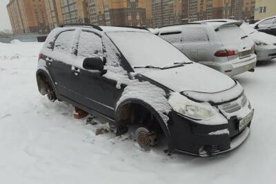 «Наезд на меня лично»: с машины новосибирского депутата сняли колеса