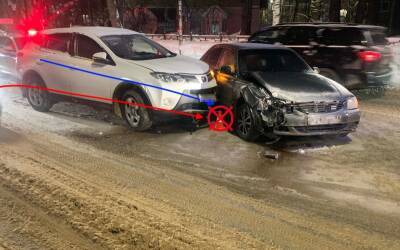 В Сыктывкаре водитель Toyota RAV4 спровоцировала ДТП, в котором сама же и пострадала