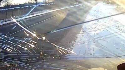 В Барановичском районе пассажир такси разбил тростью лобовое стекло