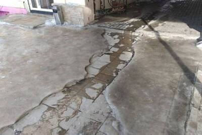 В центре Рязани на улице Почтовой прорвало канализацию
