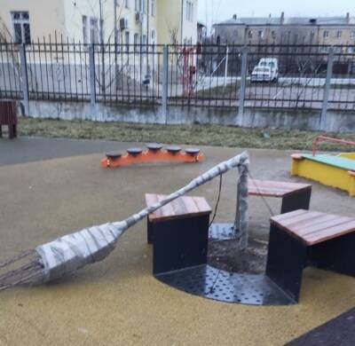 В Астрахани парк «Дружба» снова пострадал от рук вандалов