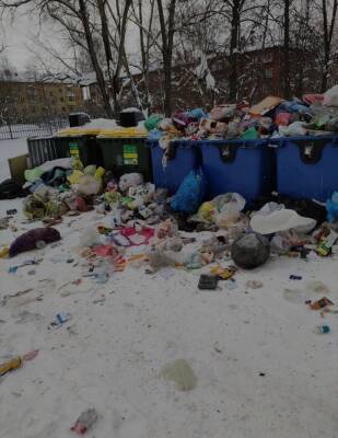 Двор на улице Парковой, 16 завален мусором