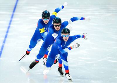 Российские конькобежцы взяли серебро в командной гонке на ОИ-2022