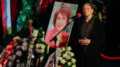 Церемония прощания с Зинаидой Кириенко проходит в московском Доме кино