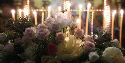 ФОТОФАКТ: Православные верующие празднуют Сретение Господне
