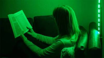 Ученые нашли новое эффективное лекарство от мигрени: зеленый свет