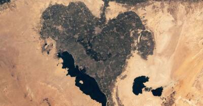 Гигантская валентинка. Астронавты показали оазис в форме сердца на территории Египта (фото)