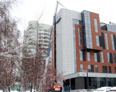 В Новосибирске спасатели во время учений эвакуировали людей с крыши отеля Hilton