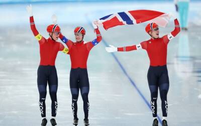 Олимпиада-2022: Норвежцы выигрывают в конькобежной гонке преследования