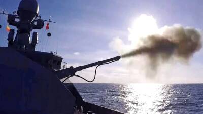 Экипажи кораблей ВМФ провели учебный артиллерийский бой в акватории Чёрного моря