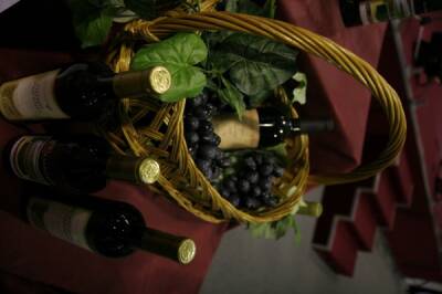 Сотрудник "Кольцово" стал подозреваемым в деле о мошенничестве с коллекционным вином