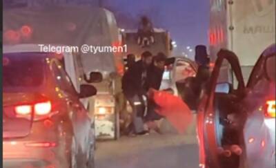 В Тюмени на проезжей части подрались водители