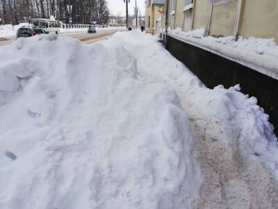 На улице Кирова на тротуаре уже неделю лежит снег с крыши