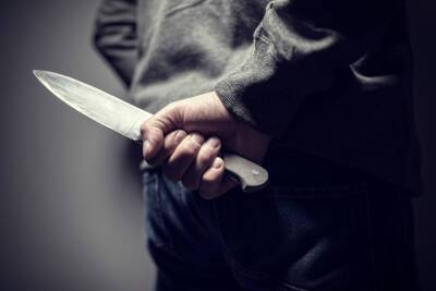 Неизвестный с ножом напал со спины на женщину в продуктовом в Выборге
