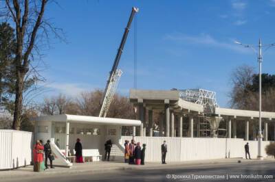 В Ашхабаде готовятся к реновации домов у строящегося парка «Ташкент». Жильцам приказали снять решетки с окон