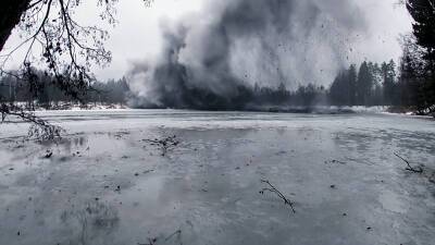 Опубликованы кадры подрыва льда на реках в Подмосковье