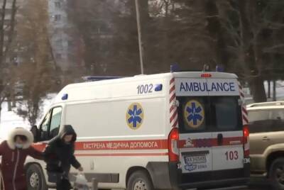Внедорожник сбил двух девушек на переходе в Киеве: кадры с места аварии