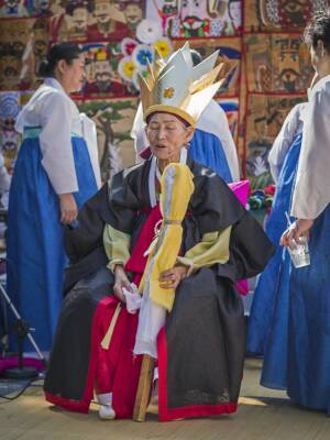 Корейские шаманы: безумная религия, где царят матриархат, 10 000 богов и танцы с ножами