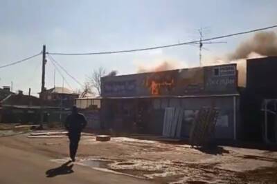 В Тихорецке произошёл пожар в магазине дверей