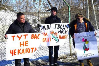 "Тут вас не ждут": В Луганской области на границе с Россией провели акцию