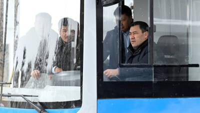 Жапаров проехался за рулем первого автобуса кыргызского производства