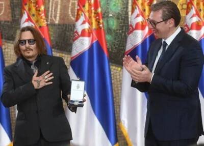 Президент Сербии вручил Джонни Деппу золотую медаль