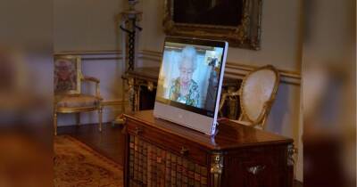 Королева Єлизавета в доброму здоров'ї з'явилася на віртуальних заходах — поки принц Чарльз і Камілла хворіють на ковід