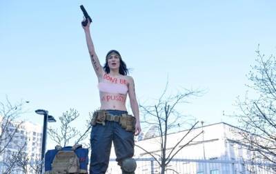В Киеве активистка Femen устроила акцию у посольства США