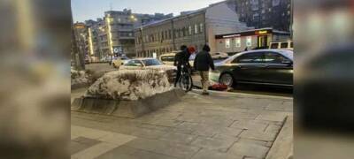 В Москве блогера Даню Милохина сбил велосипедист, когда он выходил из своего Maybach